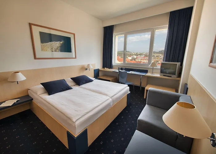 ホテル グランド リタヴァ ベロウン